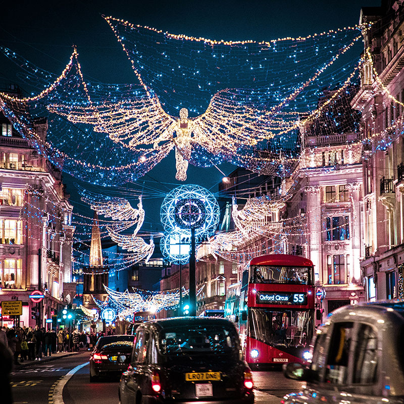  Wintertime in London, where siblings Tess and Max are spending their holiday. 